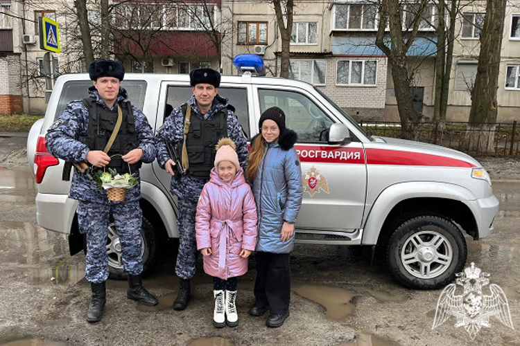 Сотрудников Росгвардии с Новым годом поздравили курские школьники