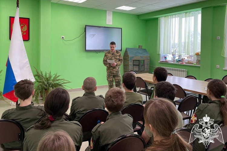 В Курске офицеры Росгвардии рассказали подшефным воспитанникам о Дне полного освобождения Ленинграда от фашистской блокады