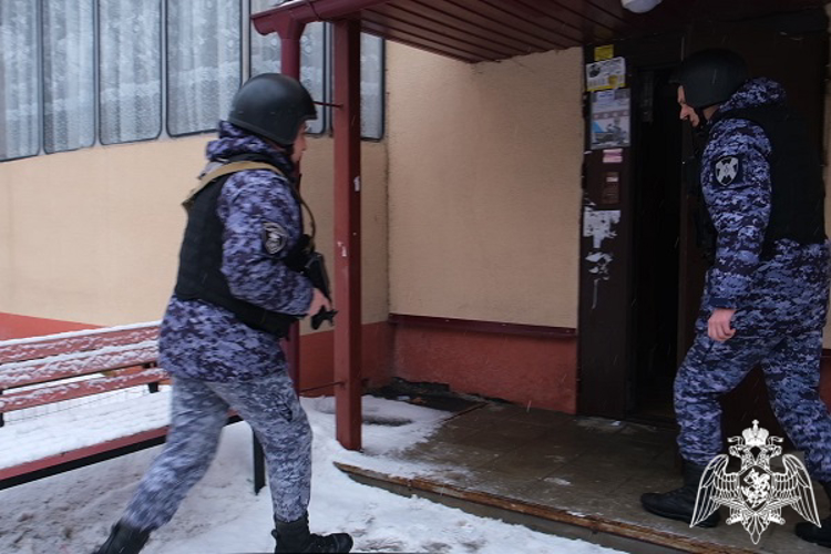 Росгвардейцы задержали подозреваемую в совершении мошенничества в Курске