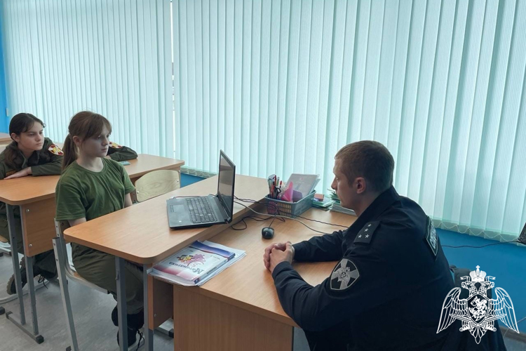 В Курске росгвардейцы провели уроки мужества, посвященные Дню защитника Отечества