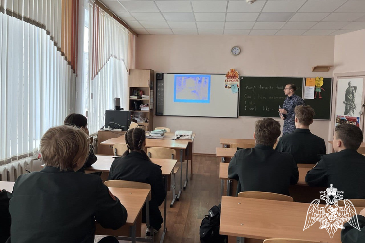 В Курске росгвардейцы провели уроки мужества, посвященные Дню защитника Отечества