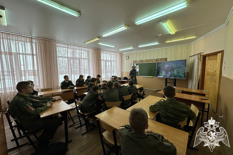 В Курске росгвардейцы провели уроки мужества, посвященные Дню защитника Отечества