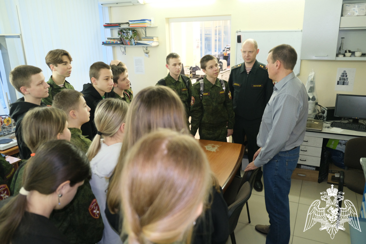 В Курске подшефных воспитанников Росгвардии познакомили с достижениями российской науки