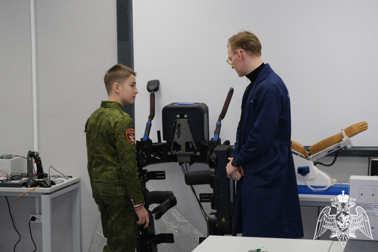 В Курске подшефных воспитанников Росгвардии познакомили с достижениями российской науки