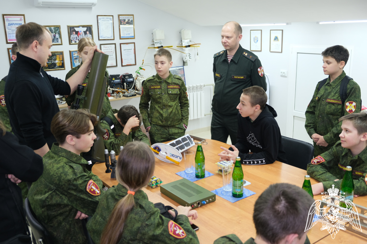 В Курске подшефных воспитанников Росгвардии познакомили с достижениями российской науки