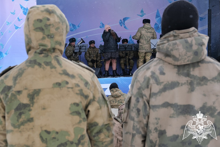 Военный оркестр Управления Росгвардии по Курской области выступил перед военнослужащими в приграничном районе