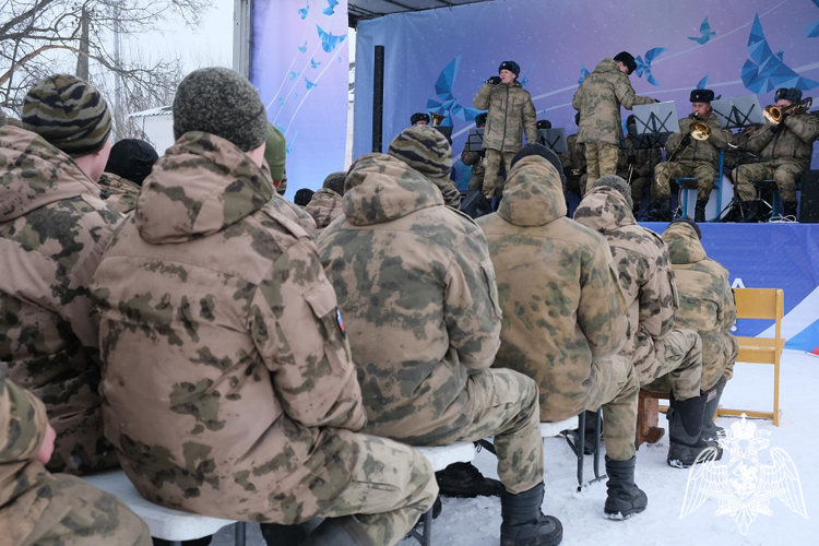 Военный оркестр Управления Росгвардии по Курской области выступил перед военнослужащими в приграничном районе