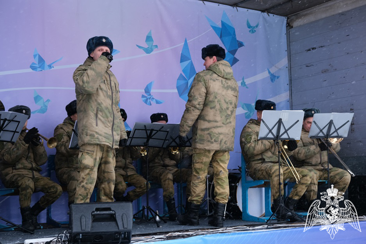 Военный оркестр Управления Росгвардии по Курской области выступил перед военнослужащими в приграничном районе