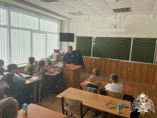 В Курске росгвардейцы провели уроки мужества, посвященные Дню защитника Отечества