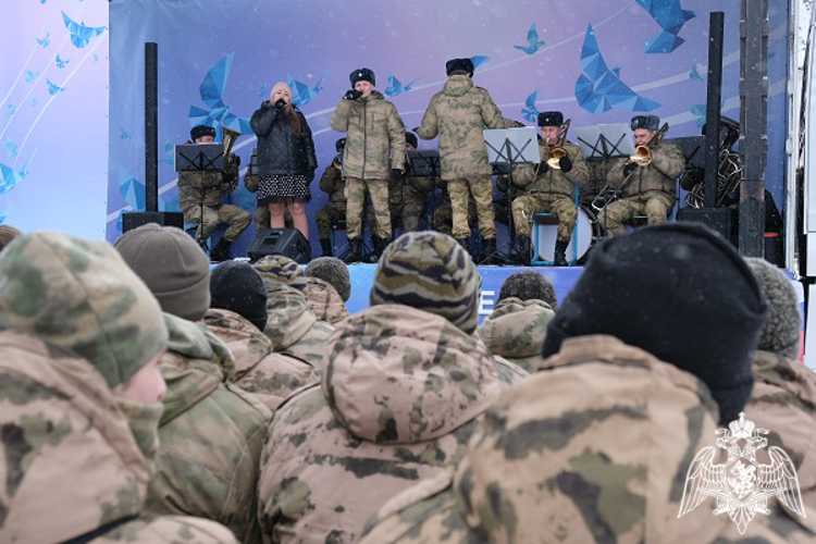 Военный оркестр Управления Росгвардии по Курской области выступил перед военнослужащими в приграничном районе