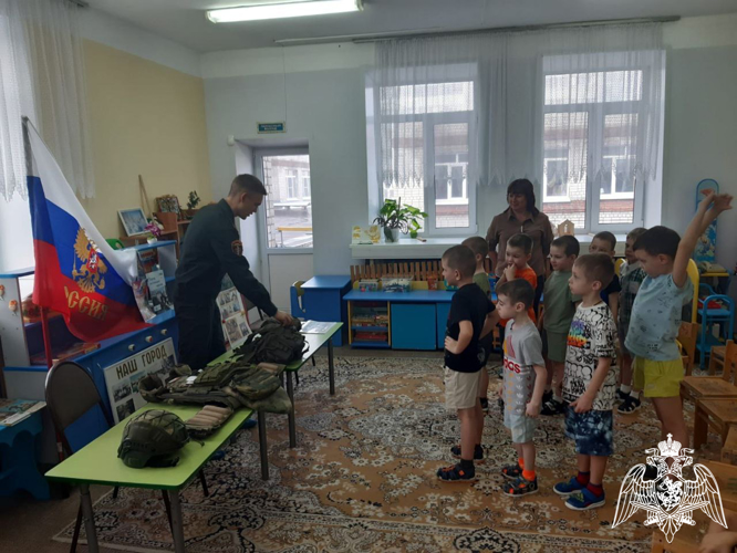 В Курчатове росгвардейцы рассказали ребятам из детского сада о своей деятельности
