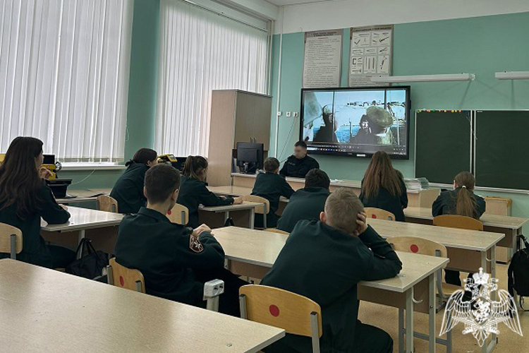 В Курске росгвардейцы рассказали школьникам о роли войск НКВД в Сталинградской битве