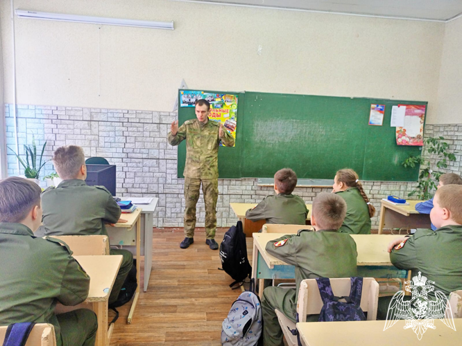 В Курске росгвардейцы провели профориентационные уроки