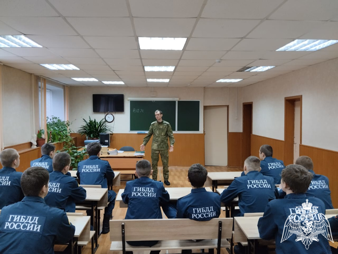 В Курске росгвардейцы провели профориентационные уроки