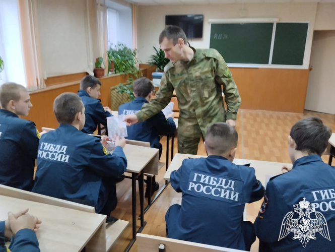 В Курске росгвардейцы провели профориентационные уроки