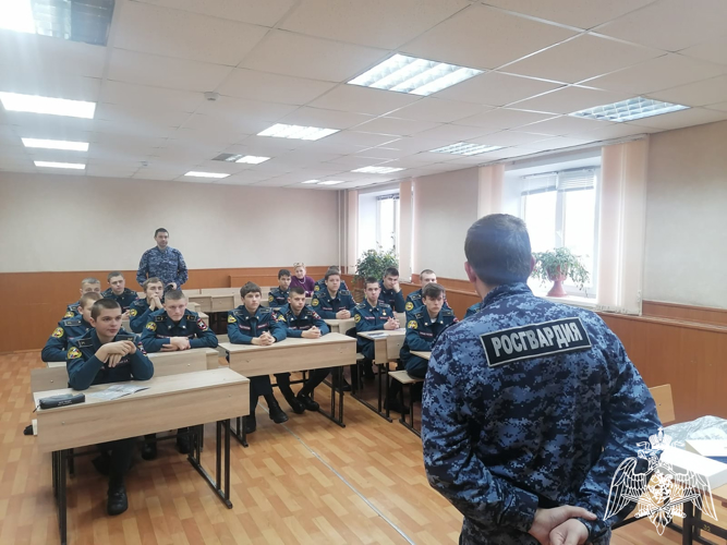 В Курске росгвардейцы провели профориентационные уроки