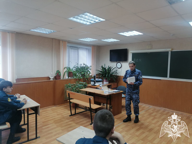 В Курске росгвардейцы провели профориентационные уроки