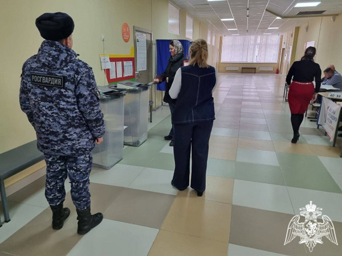 Росгвардейцы приняли участие в обеспечении общественной безопасности президентских выборов в Курской области