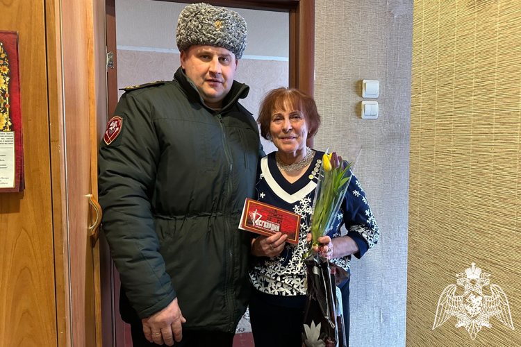 Курские росгвардейцы поздравили с Международным женским днем матерей и вдов погибших товарищей 