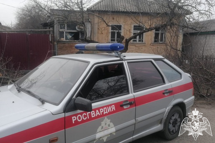 Сотрудники Росгвардии спасли мужчину из горящего дома в Курской области