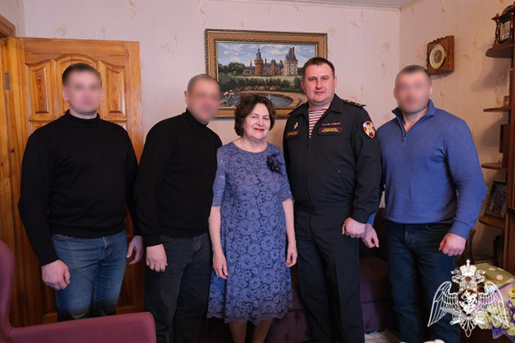 В Курске офицеры Росгвардии поздравили с днем рождения маму Героя России Андрея Хмелевского