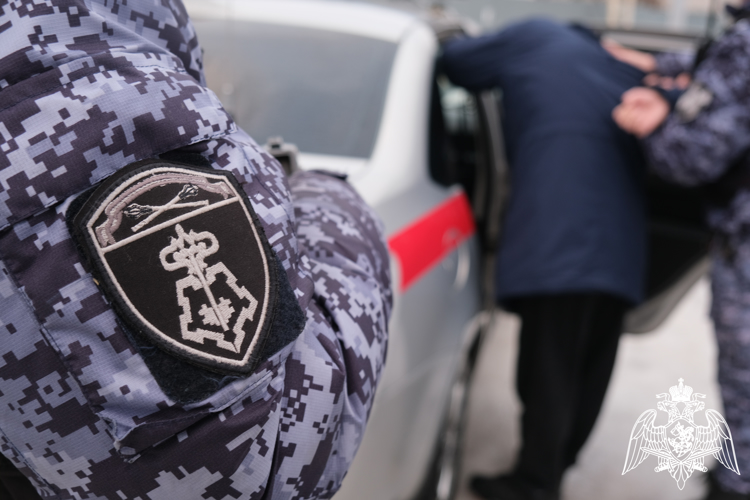 В Курске сотрудники Росгвардии задержали подозреваемого в совершении убийства