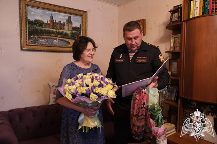 В Курске офицеры Росгвардии поздравили с днем рождения маму Героя России Андрея Хмелевского