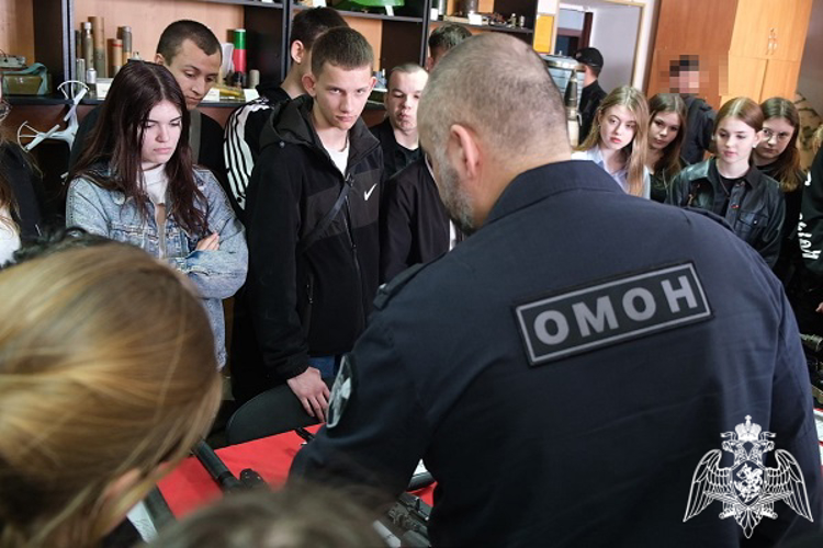 В Курске росгвардейцы провели День открытых дверей в ОМОН «Финист»