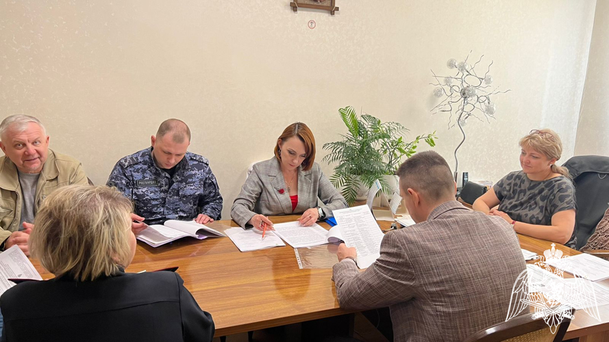 В Курской области сотрудники Росгвардии проверяют обеспечение безопасности детских лагерей 