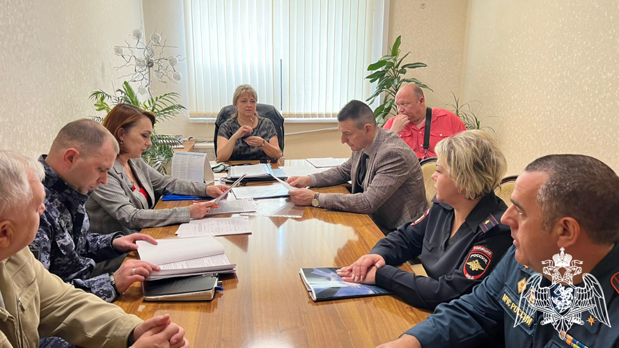 В Курской области сотрудники Росгвардии проверяют обеспечение безопасности детских лагерей 