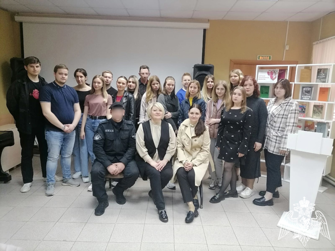 В Курске сотрудник ОМОН «Финист» встретился со студентами в рамках проекта «Герои Отечества»