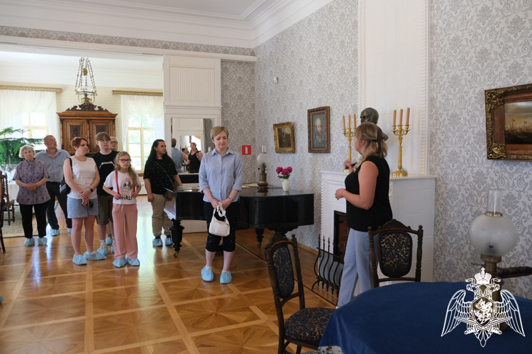 В Курске семьи росгвардейцев посетили усадьбу А.А Фета