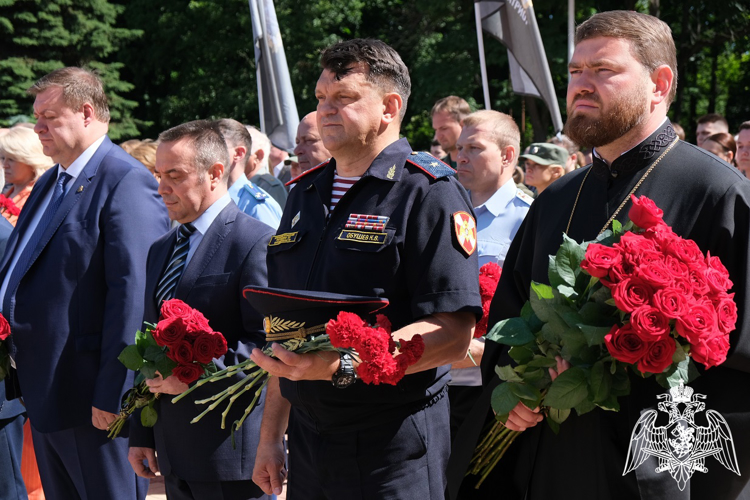 В День памяти и скорби начальник Управления Росгвардии по Курской области возложил цветы к Вечному огню