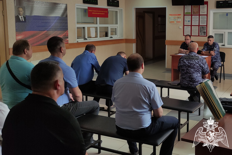 В Центре лицензионно-разрешительной работы Управления Росгвардии по Курской области в рамках круглого стола обсудили вопросы безопасности мест летнего отдыха детей