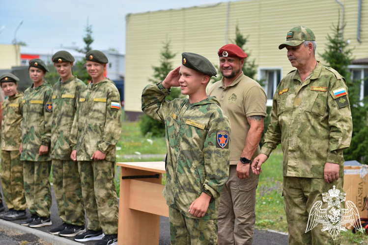 В Курске подшефные воспитанники регионального Управления Росгвардии сдали экзамен на право ношения оливкового берета с краповой вставкой