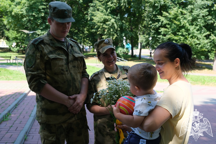 Росгвардейцы поздравили курян с  День семьи, любви и верности