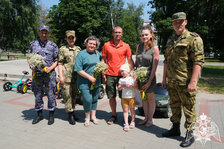 Росгвардейцы поздравили курян с  День семьи, любви и верности