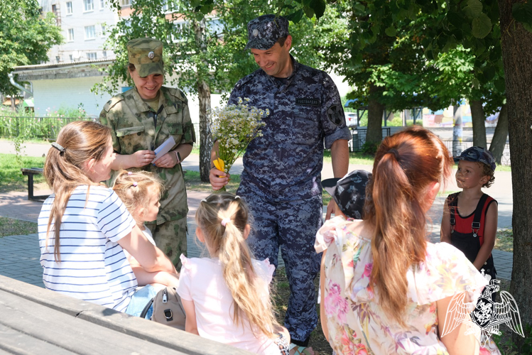 Росгвардейцы поздравили курян с  День семьи, любви и верности