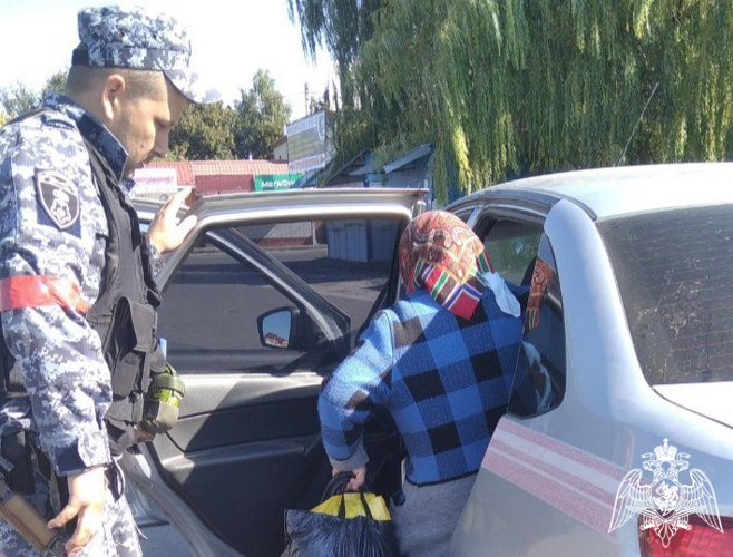 Росгвардейцы оказывают помощь в эвакуации граждан из приграничных районов Курской области