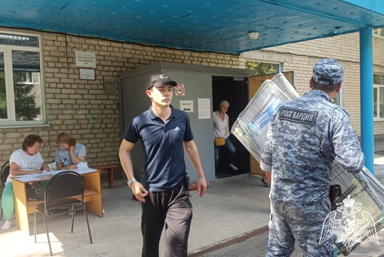 Росгвардейцы передали гуманитарную помощь жителям Курской области 