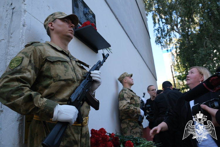 В Курске открыли памятную доску росгвардейцу, погибшему в ходе СВО