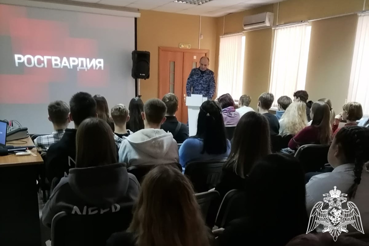 В Курске в рамках проекта «Герои Отечества» сотрудник регионального Управления Росгвардии встретился со студентами