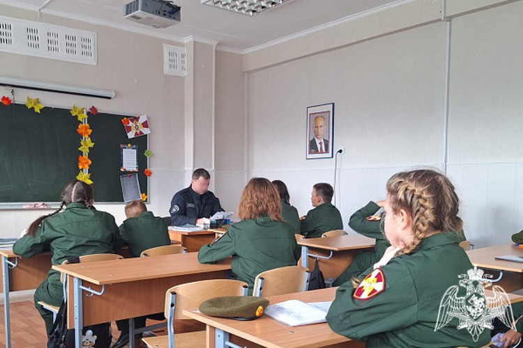 В Курске росгвардейцы провели уроки мужества, посвященный Дню народного единства