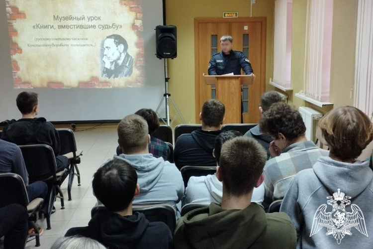 Сотрудник ОМОН рассказал курским студентам о службе в отряде