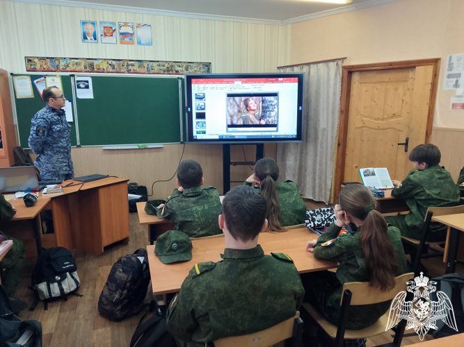 Росгвардецы провели уроки мужества для курских школьников