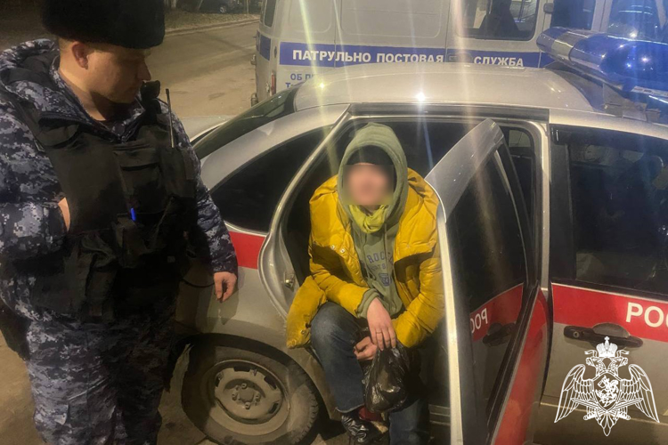 В Курске росгвардейцы задержали женщину за дебош на АЗС