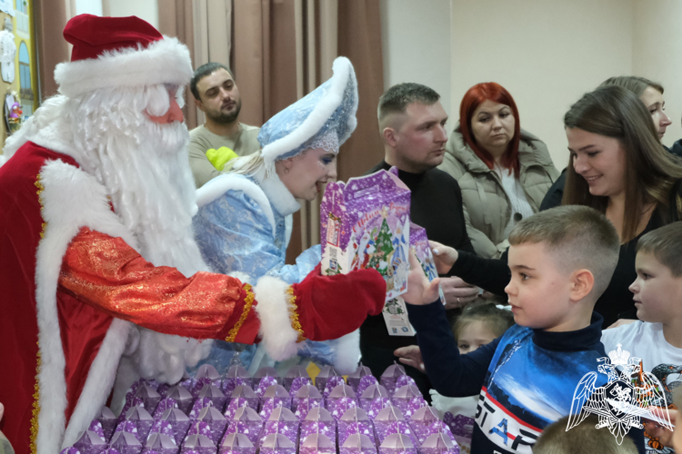 В Курске для детей росгвардейцев провели Новогоднюю елку