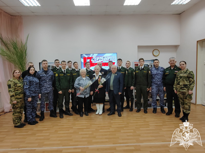 В Курске росгвардейцы с подшефными кадетами  посетили Центральную городскую библиотеку им. Ф.А. Семенова