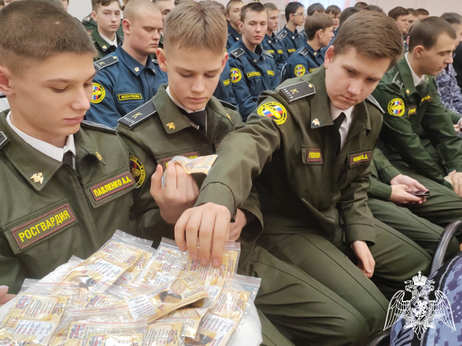 В Курске росгвардейцы с подшефными кадетами  посетили Центральную городскую библиотеку им. Ф.А. Семенова