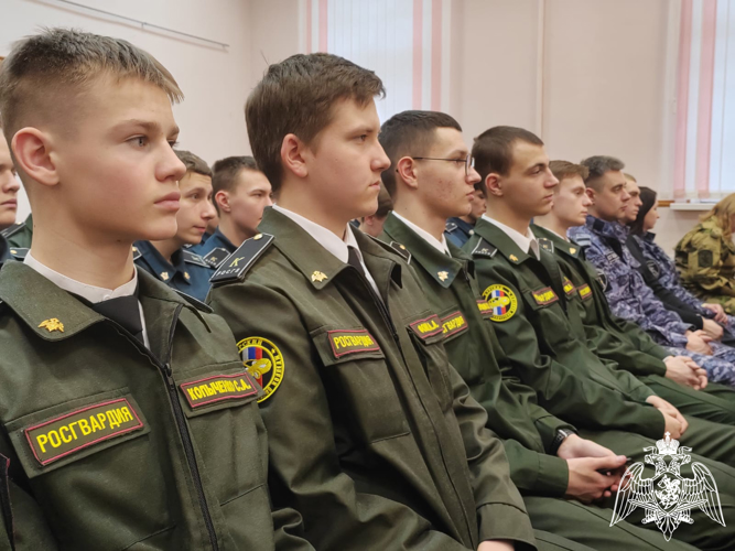 В Курске росгвардейцы с подшефными кадетами  посетили Центральную городскую библиотеку им. Ф.А. Семенова